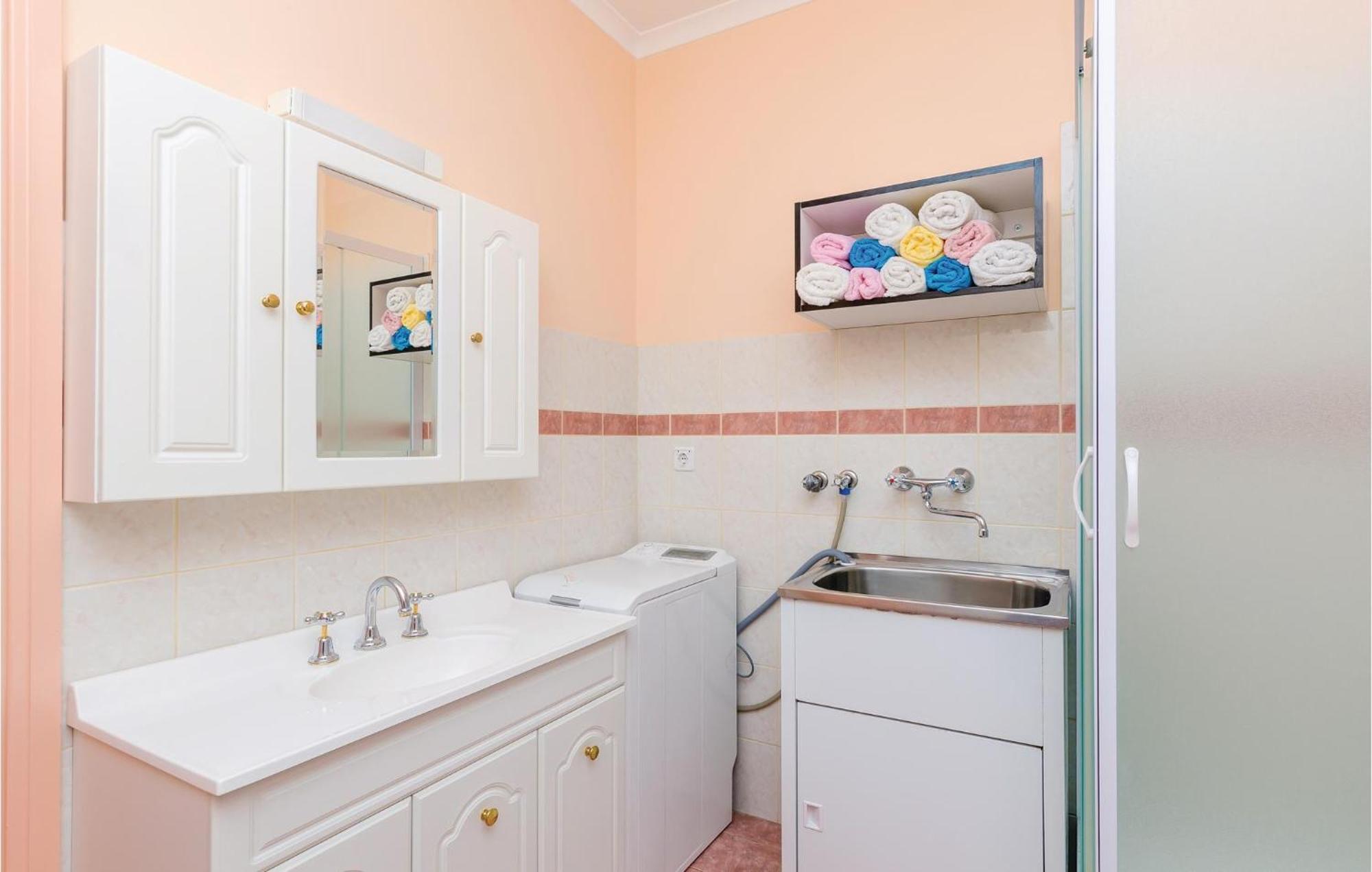 3 Bedroom Beautiful Apartment In Orašac Exteriör bild