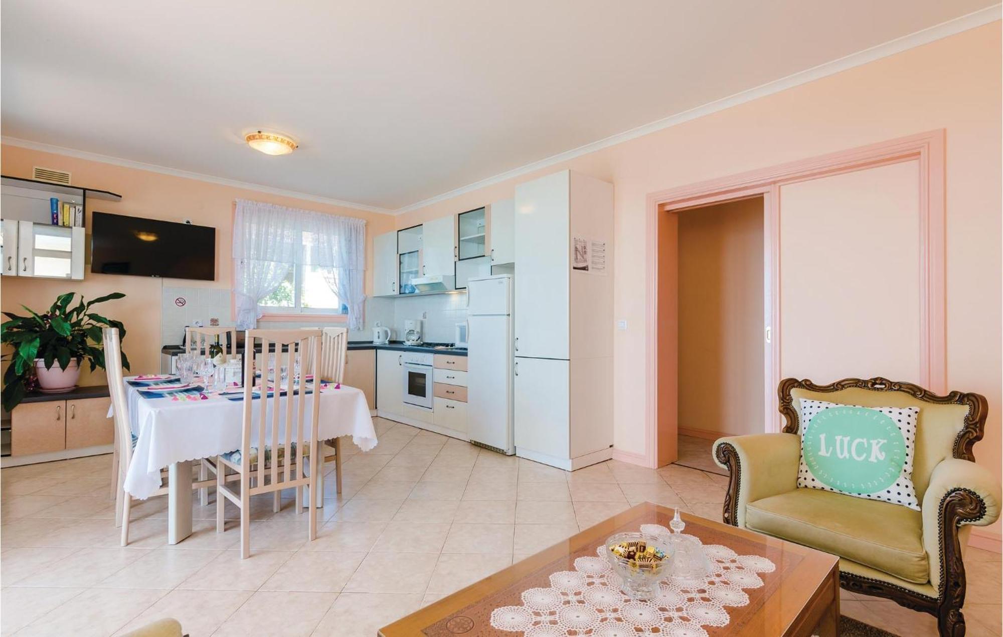 3 Bedroom Beautiful Apartment In Orašac Exteriör bild