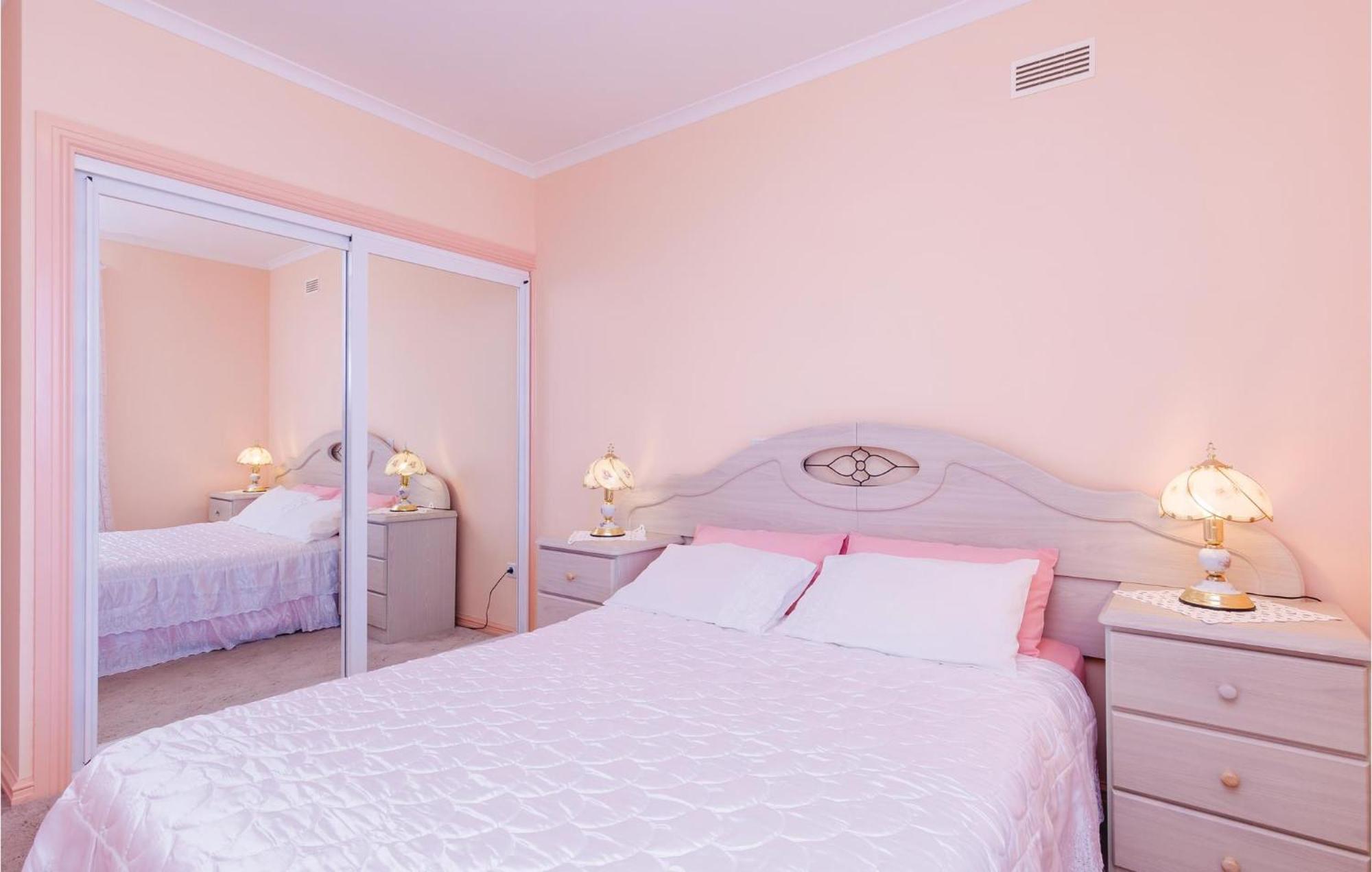 3 Bedroom Beautiful Apartment In Orašac Exteriör bild