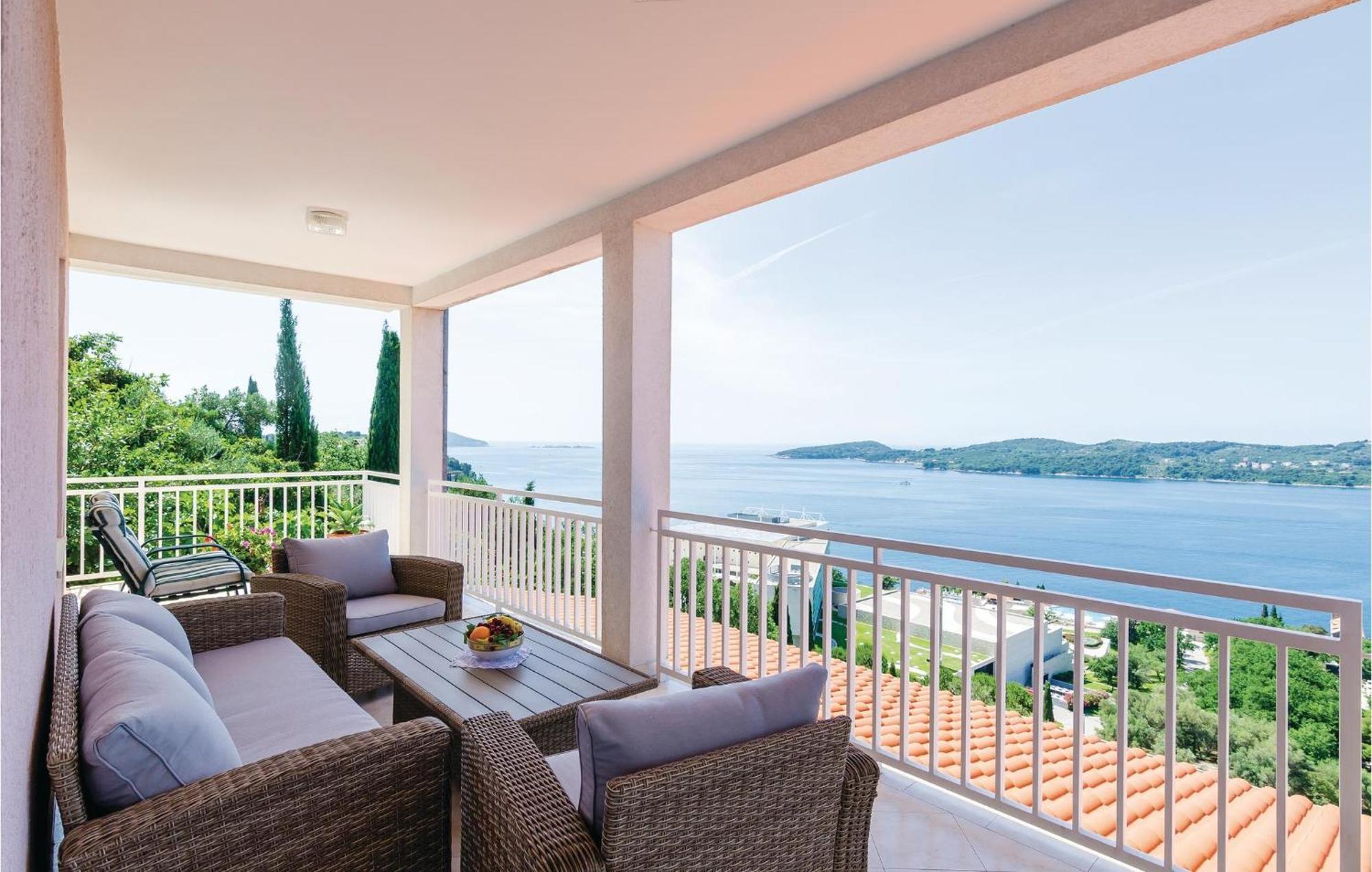3 Bedroom Beautiful Apartment In Orašac Exteriör bild